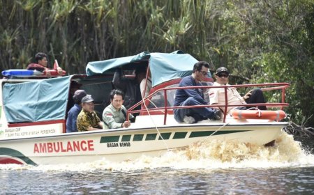 Wabup Bengkalis Bagus Santoso Arungi Sungai ke Desa Terpencil Serahkan Bantuan Speedboat Ambulans