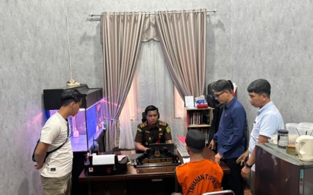 Kejari Kampar Terima Satu Orang Tersangka Kasus Korupsi Desa Deras Tajak