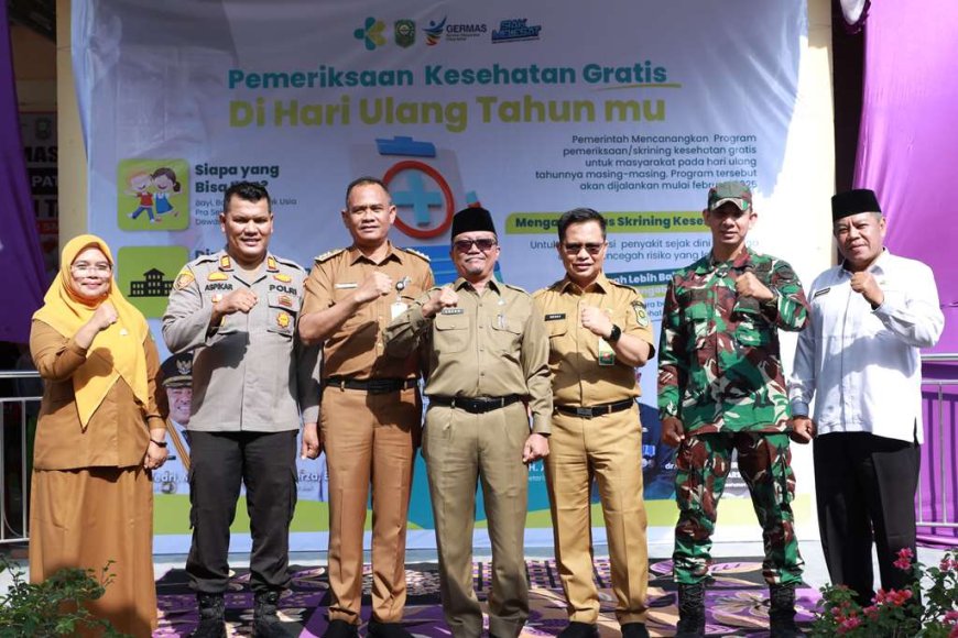 Sekda Siak Arfan Usman Tinjau Warga Yang Berulang Tahun Mendapatkan Pemeriksaan Kesehatan Gratis Di Puskesmas Bungaraya