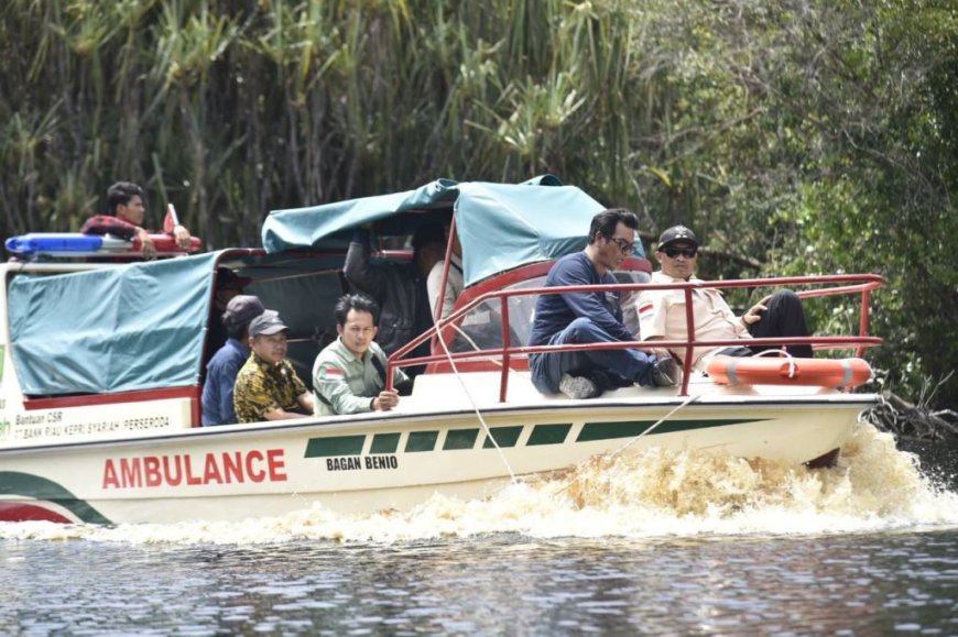 Wabup Bengkalis Bagus Santoso Arungi Sungai ke Desa Terpencil Serahkan Bantuan Speedboat Ambulans