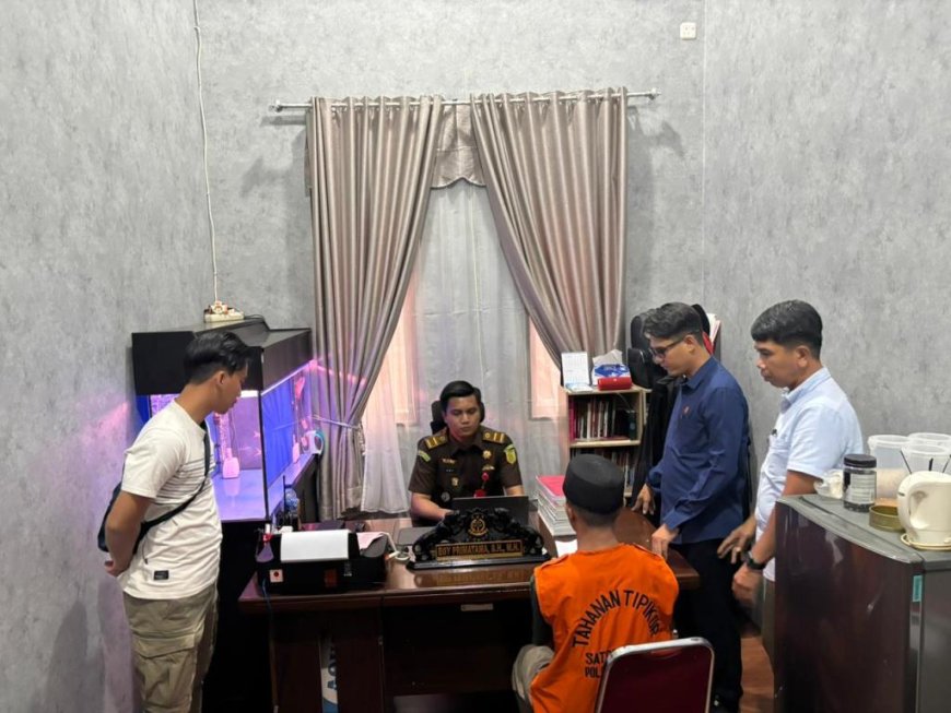 Kejari Kampar Terima Satu Orang Tersangka Kasus Korupsi Desa Deras Tajak