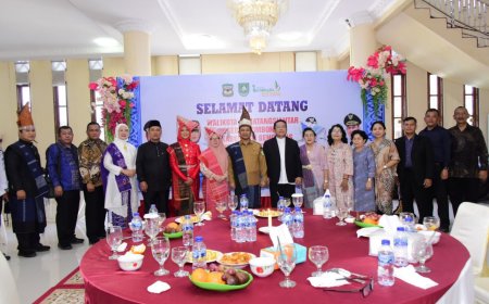 Bagus Santoso dan Istri Dianugerahi Gelar Adat Batak