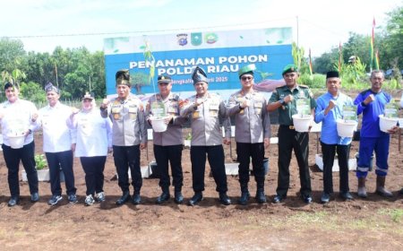 Bupati Bengkalis dan Kapolda Riau Tanam Pohon Geronggang