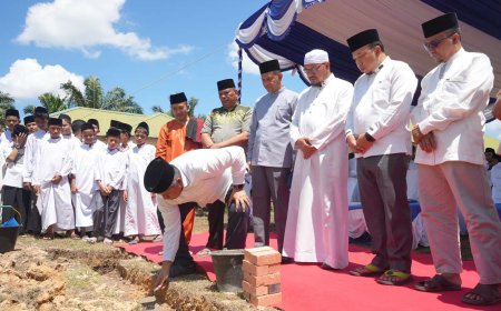 Bupati Siak Shalat Jumat di Mesjid  Sultan Yahya Yang Baru Diresmikan
