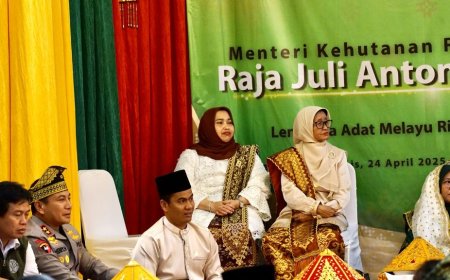 Kasmarni Saksikan Menteri Kehutanan dan Gubernur Riau Diberi Warkah Petuah Amanah Karhutla