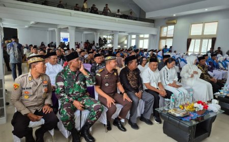 Kasi Intel Kejari SBB Haru Saksikan Keberangkatan 106 JCH SBB Maluku