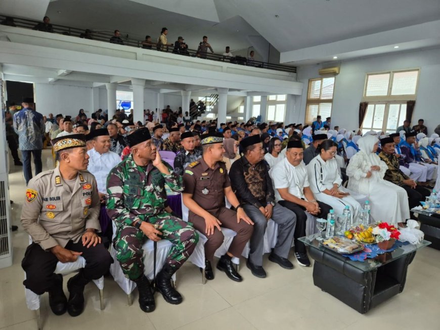Kasi Intel Kejari SBB Haru Saksikan Keberangkatan 106 JCH SBB Maluku