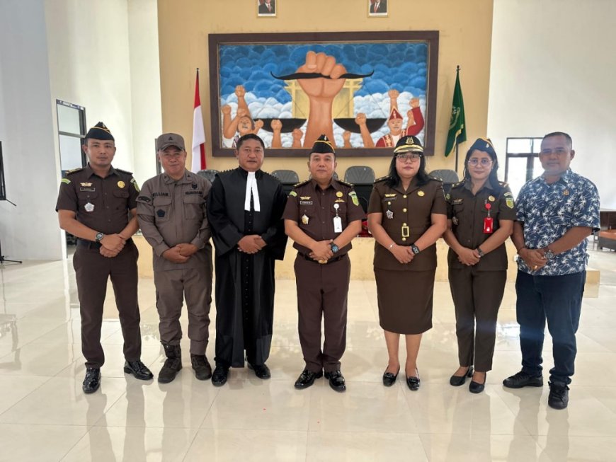 Plt. Kajari SBB Maluku Lantik dan Ambil Sumpah Jabatan Kasi Datun