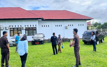 Datun Kejari SBB Serahkan Dua Unit Mobil ke BPKAD Hasil Penarikan Aset dari Eks Pegawai Pemkab