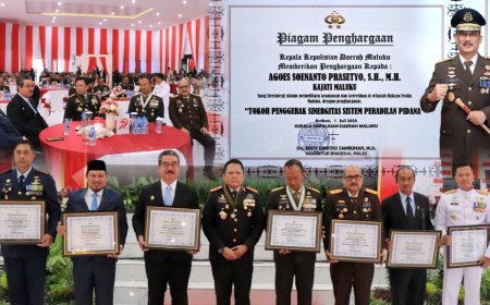 Kapolda Maluku Beri Penghargaan Kepada Kajati Maluku Agoes SP Sebagai Tokoh Penggerak Sinergitas Sistem Peradilan Pidana