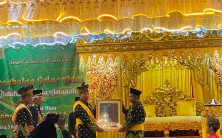 Bupati Bengkalis Berikan Ucapan Selamat Atas Penabalan Gubri Jadi Datuk  Seri Setia Amanah Masyarakat Riau