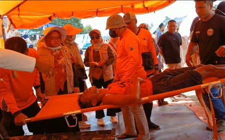 Siaga Selama Lomba Pacu Jalur Berlangsung, Tim BPBD Kuansing Selamatkan Peserta Yang Keram Perut