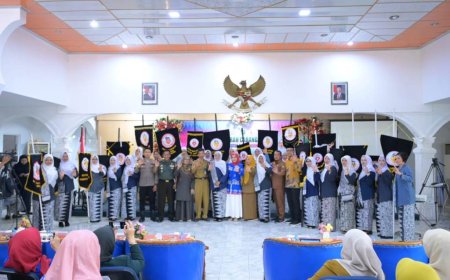 Staf Ahli Bupati Bengkalis Minta Bidan Jangan Pernah Berhenti Berkarya dan Berinovasi Untuk Cetak Generasi Unggul