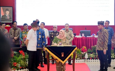 Kasmarni Bersama Forkopimda Riau Deklarasi dan Teken Komitmen Bersama Cegah Penempatan Ilegal Pekerja Migran