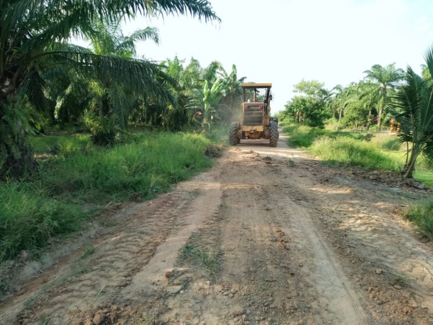 Pj. Penghulu Teluk Pulau Hilir Dengan PT. GMR Bekerjasama Perbaiki Beberapa Ruas Jalan Yang Rusak