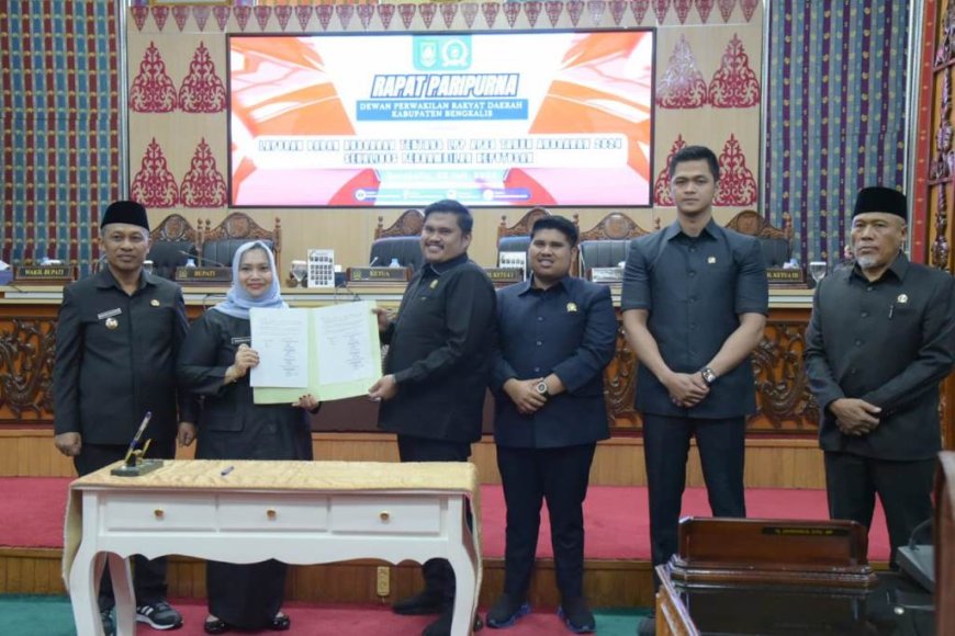 Kasmarni Sampaikan Ranperda APBD 2024 Dihadapan 31 Anggota DPRD Bengkalis