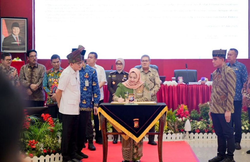 Kasmarni Bersama Forkopimda Riau Deklarasi dan Teken Komitmen Bersama Cegah Penempatan Ilegal Pekerja Migran