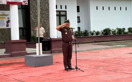 Kajari SBB Gaungkan Semangat Kemerdekaan dan Komitmen WBK Saat Pimpin Apel Senin Pagi