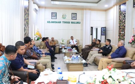 Kajati Maluku Agoes SP Terima Kunjungan Silaturahmi GM PLN UIW Maluku-Maluku Utara Noer Soeratmo