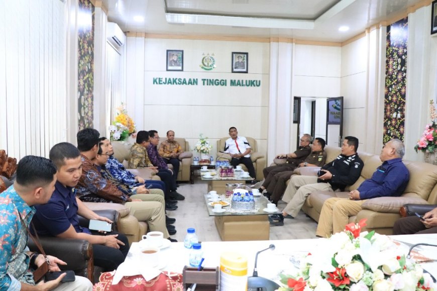 Kajati Maluku Agoes SP Terima Kunjungan Silaturahmi GM PLN UIW Maluku-Maluku Utara Noer Soeratmo