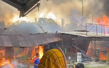Hingga Satu Jam Api Berkobar Melalap Pasar Kuak, Mobil Pemadam Belum Juga Tiba Di Lokasi