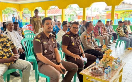 Kajari SBB Beri Penyuluhan Hukum Gratis Bagi Mahasiswa KKN Unpatti dan Warga Dusun Pelita Jaya