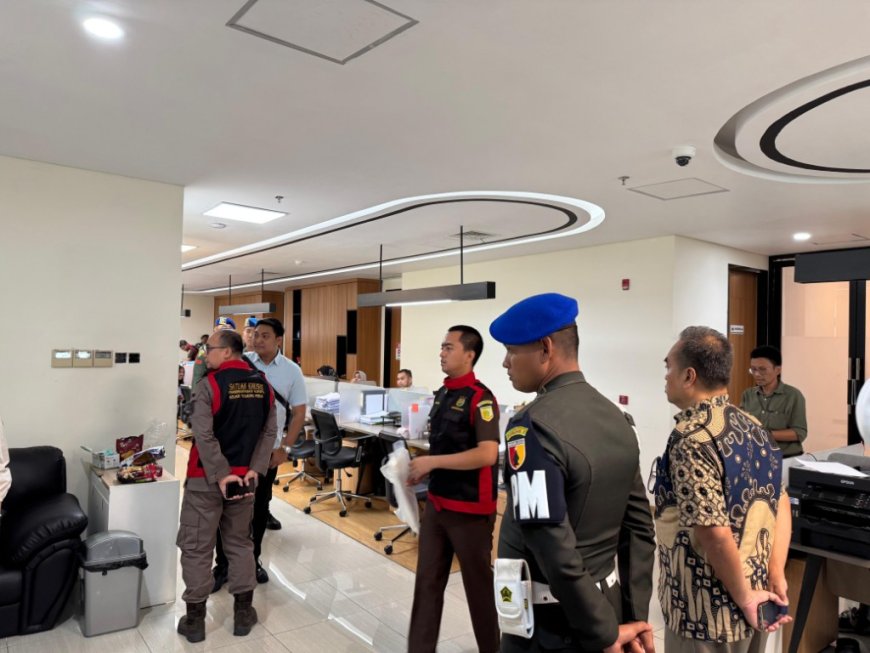 Kejari Tanjung Perak Geledah Kantor PT. PELINDO Sub Reg 3 Surabaya Terkait Perkara Dugaan Tipikor Pemeliharaan Kolam Pelabuhan 2023-2024