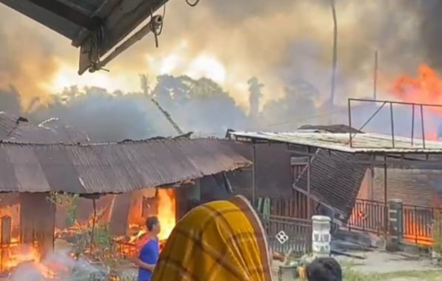 Hingga Satu Jam Api Berkobar Melalap Pasar Kuak, Mobil Pemadam Belum Juga Tiba Di Lokasi