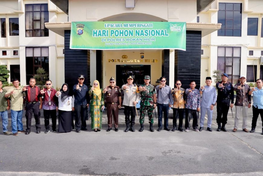 Jhoni Charles Ikut Tanam Pohon Bersama Kapolres Rohil Pada Peringatan Hari Pohon Nasional