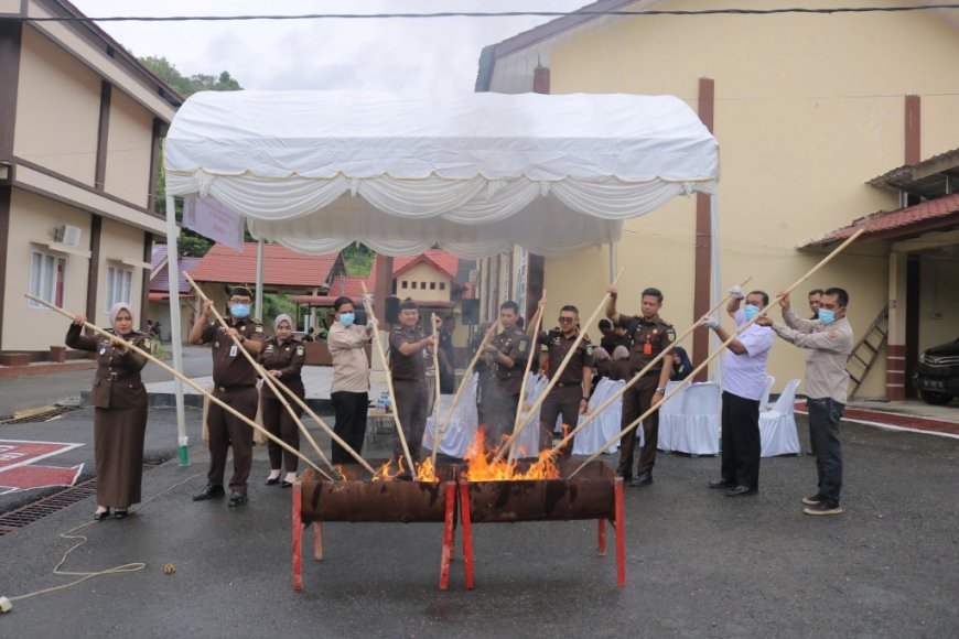 Kejari Aceh Barat Daya Musnahkan Barang Bukti 14 Perkara Yang Telah Inkracht