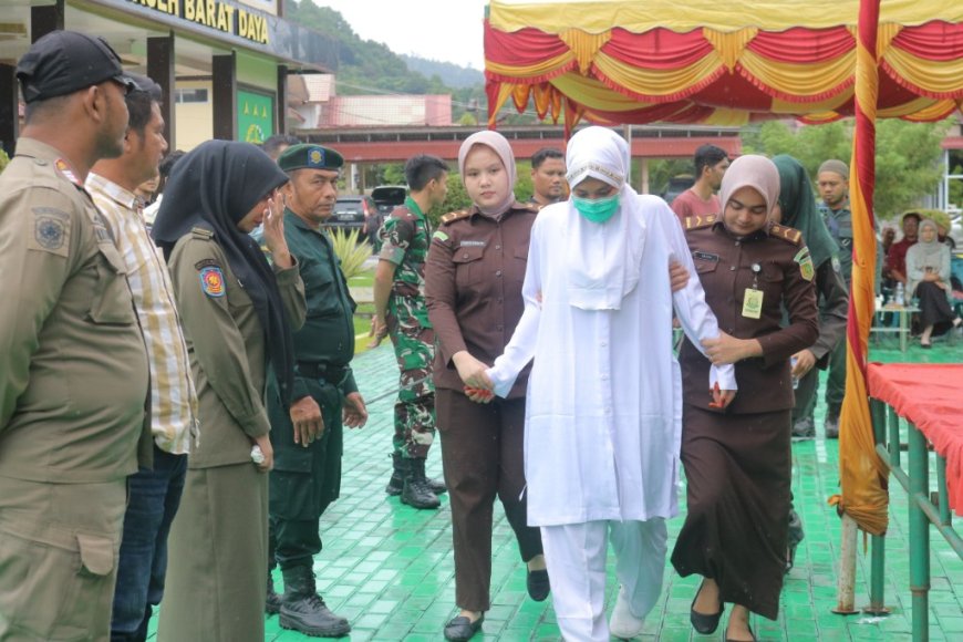 13 Terpidana Pelanggaran Qanun Aceh  Dihukum Dicambuk Dihadapan Forkopimda Aceh, Satu Diantaranya Perempuan