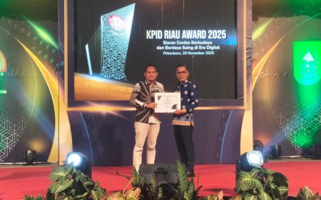 Bupati Bengkalis Kasmarni Terima Penghargaan KPID Riau Kategori Tokoh Peduli Penyiaran