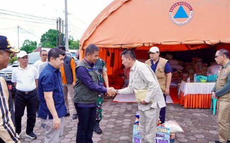 Bupati Kampar Ahmad Yuzar Antarkan Bantuan Bencana Korban Banjir dan Longsor di Kabupaten Agam