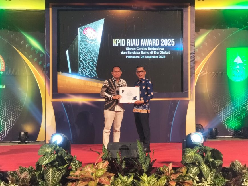 Bupati Bengkalis Kasmarni Terima Penghargaan KPID Riau Kategori Tokoh Peduli Penyiaran