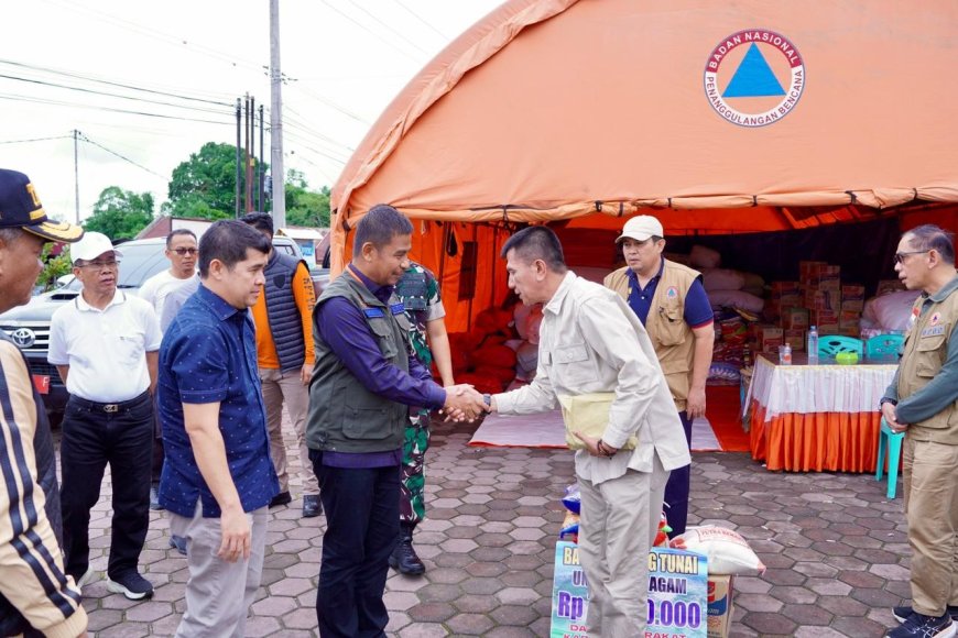 Bupati Kampar Ahmad Yuzar Antarkan Bantuan Bencana Korban Banjir dan Longsor di Kabupaten Agam