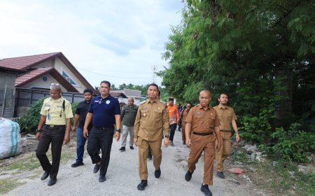 Wawako Respon Keluhan Warga Tinjau Kerusakan Jalan Nurul Amal Pekanbaru