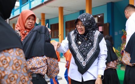 Bupati Siak Beri Seragam Sekolah Gratis Program Baznas