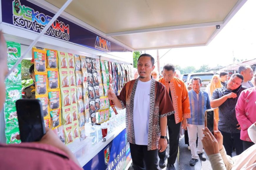 Wali Kota Pekanbaru Dukung UMKM Lewat Bantuan Belasan Gerobak