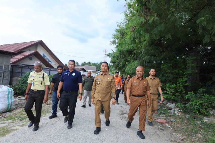 Wawako Respon Keluhan Warga Tinjau Kerusakan Jalan Nurul Amal Pekanbaru