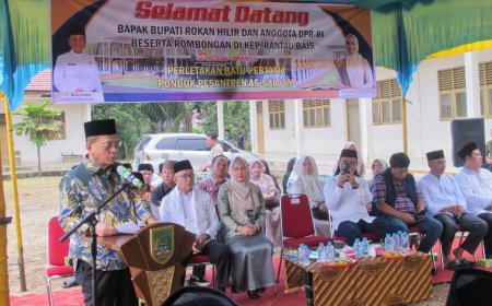 Perkuat Pendidikan Agama, Bupati Rohil Bistamam Letakkan Batu Pertama Ponpes As Salaam di Rantau Bais