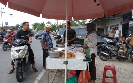 Pengurus Majelis Taklim Babul Husna Ramaikan Pasar Ramadan Di Simpang Siabu