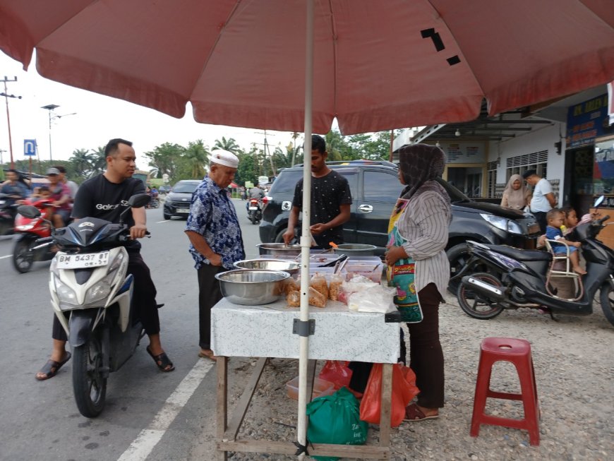 Pengurus Majelis Taklim Babul Husna Ramaikan Pasar Ramadan Di Simpang Siabu