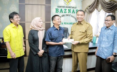 Wawako Pekanbaru Serahkan Bantuan Korban Kebakaran di Kapau Sari