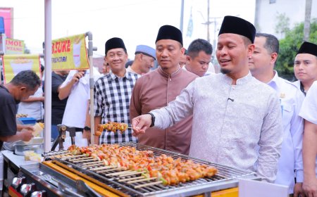 Wako dan Wawako Pekanbaru Sapa Pedagang Pasar Ramadan di WR Supratman