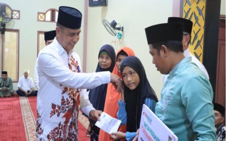 Bupati Kampar Salurkan Bantuan untuk Masyarakat di Masjid Al-Ubudiyah Desa Tanjung Belit