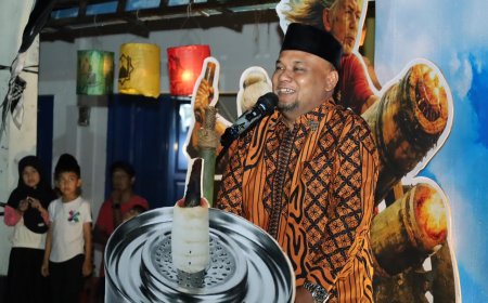Dentuman Meriam Buluh Meriahkan Malam Ramadan di Kota Siak.