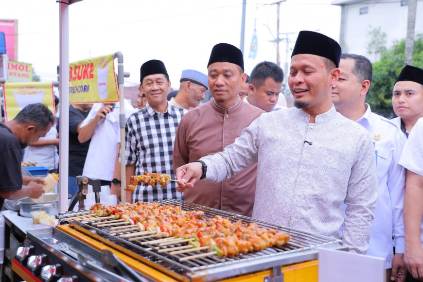 Wako dan Wawako Pekanbaru Sapa Pedagang Pasar Ramadan di WR Supratman