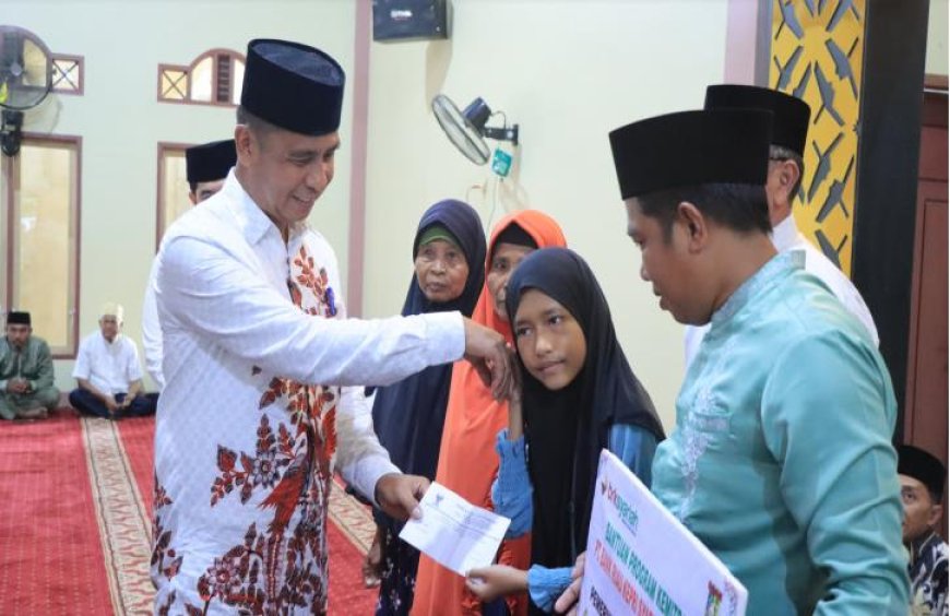 Bupati Kampar Salurkan Bantuan untuk Masyarakat di Masjid Al-Ubudiyah Desa Tanjung Belit