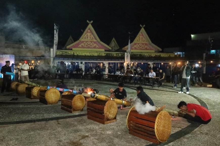 Dentuman Meriam Buluh Meriahkan Malam Ramadan di Kota Siak.