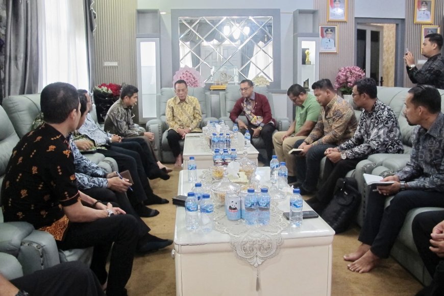 Benahi Manajemen PT SPRH Bupati Rohil Gelar Rapat Darurat